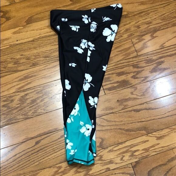 Fabletics Tuberose Capri No Slice, No Dice Legging - Picture 7 of 10